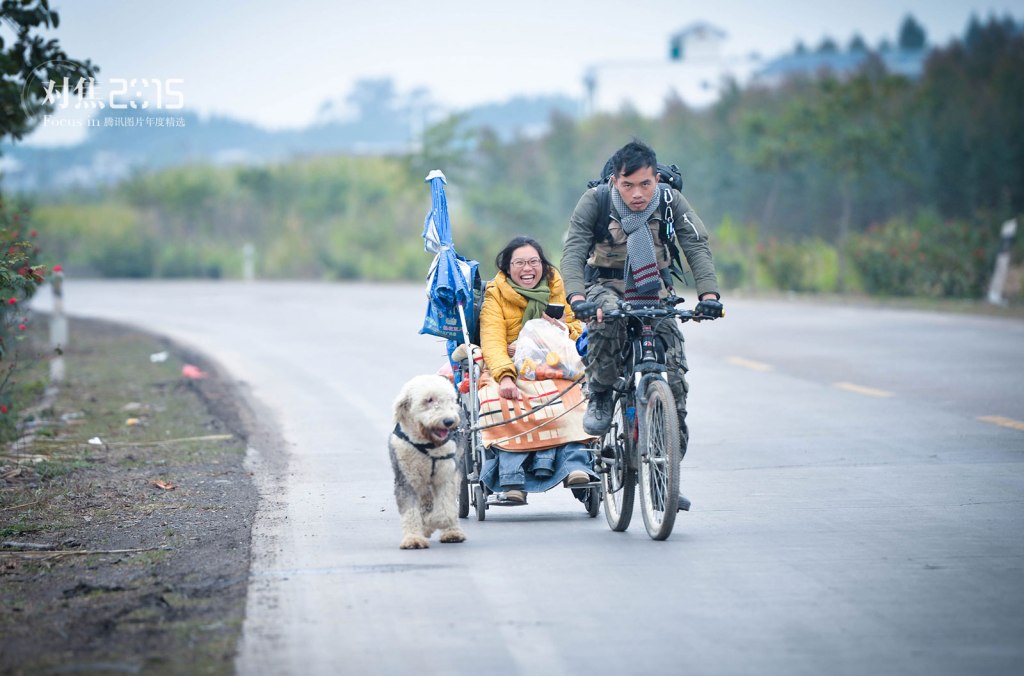 Il viaggio attraverso la Cina di una coppia: 1 bici, 1 sedia a rotelle, 2 cani e 30&nbsp;euro