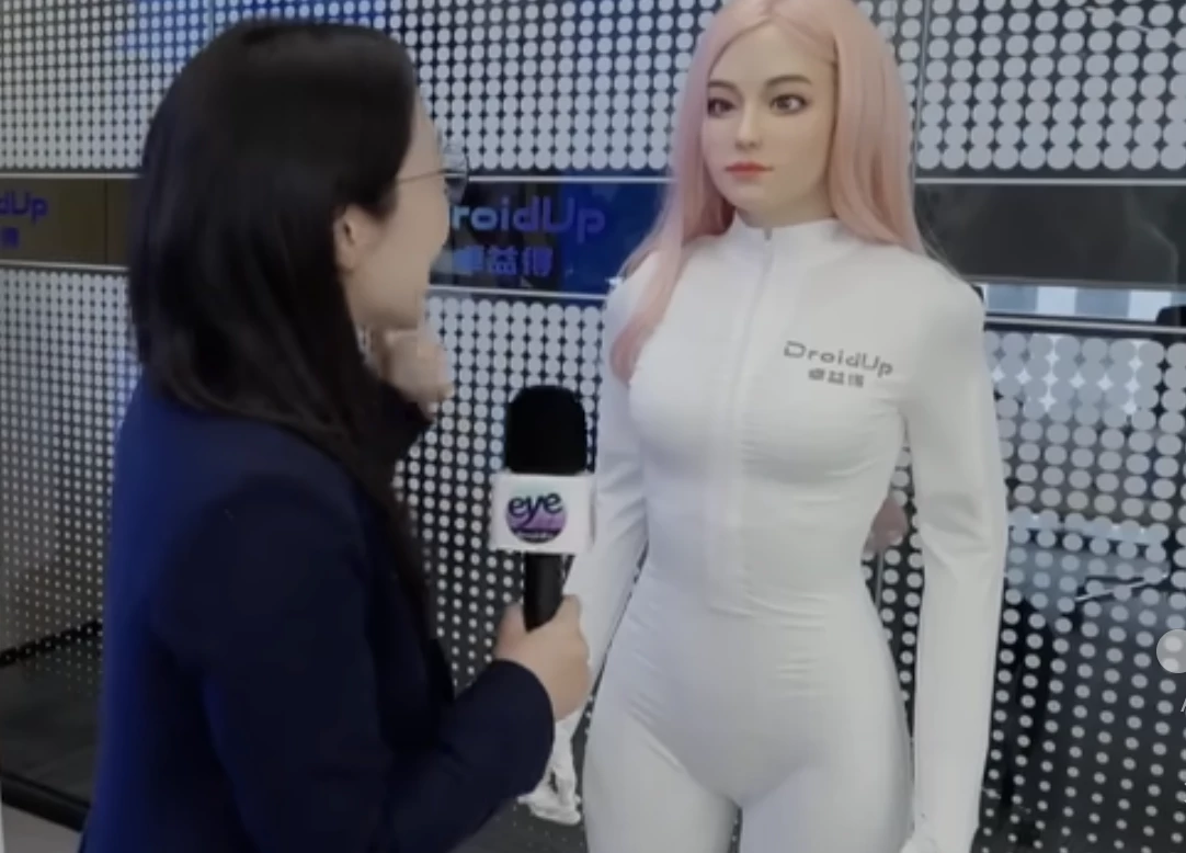 Shanghai presenta Moya, robot “caldo”