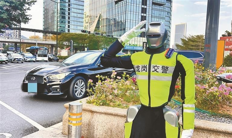 Shenzhen, robot regola il traffico