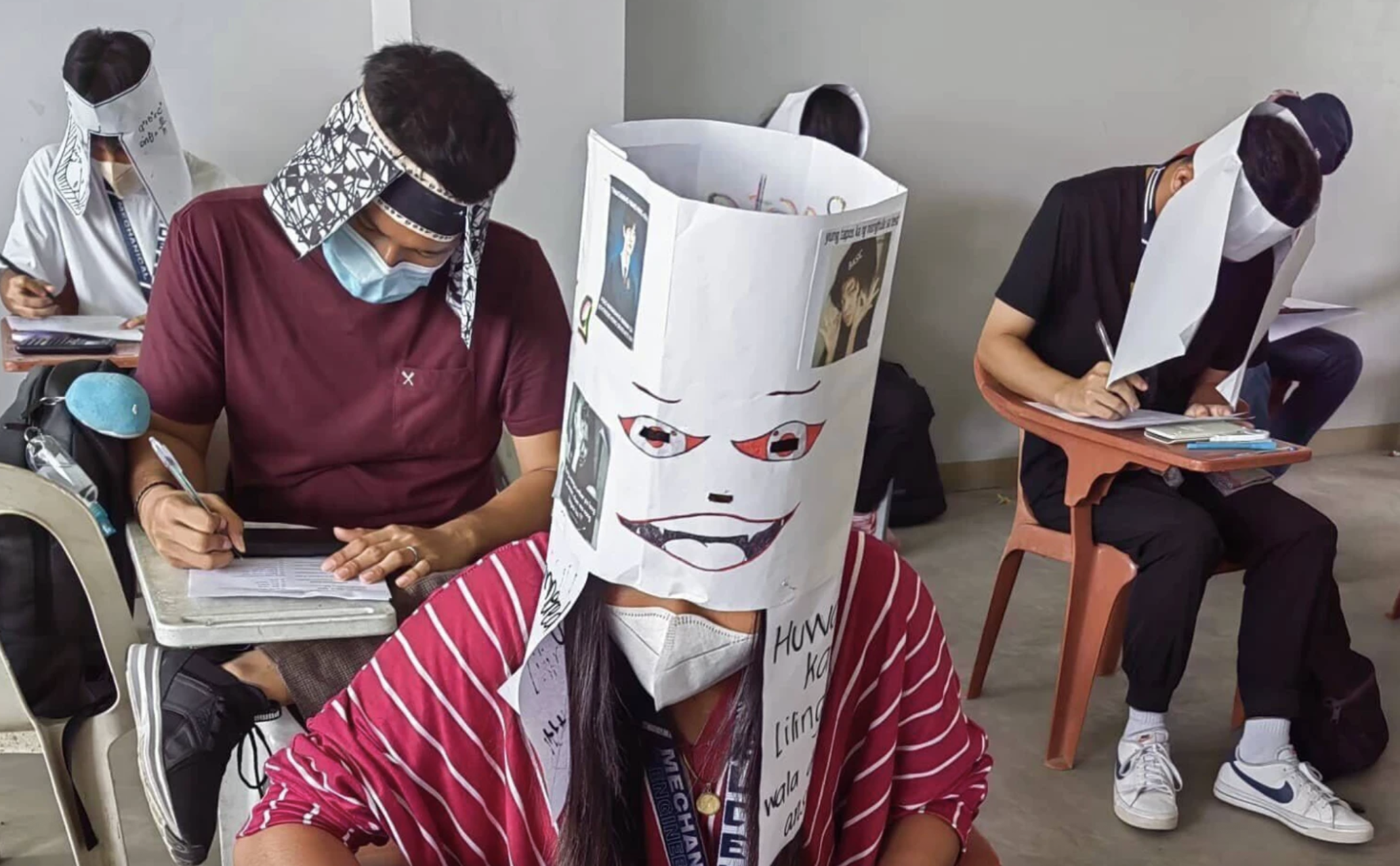 Filippine, studenti con “cappelli anti‑cheating” nei test