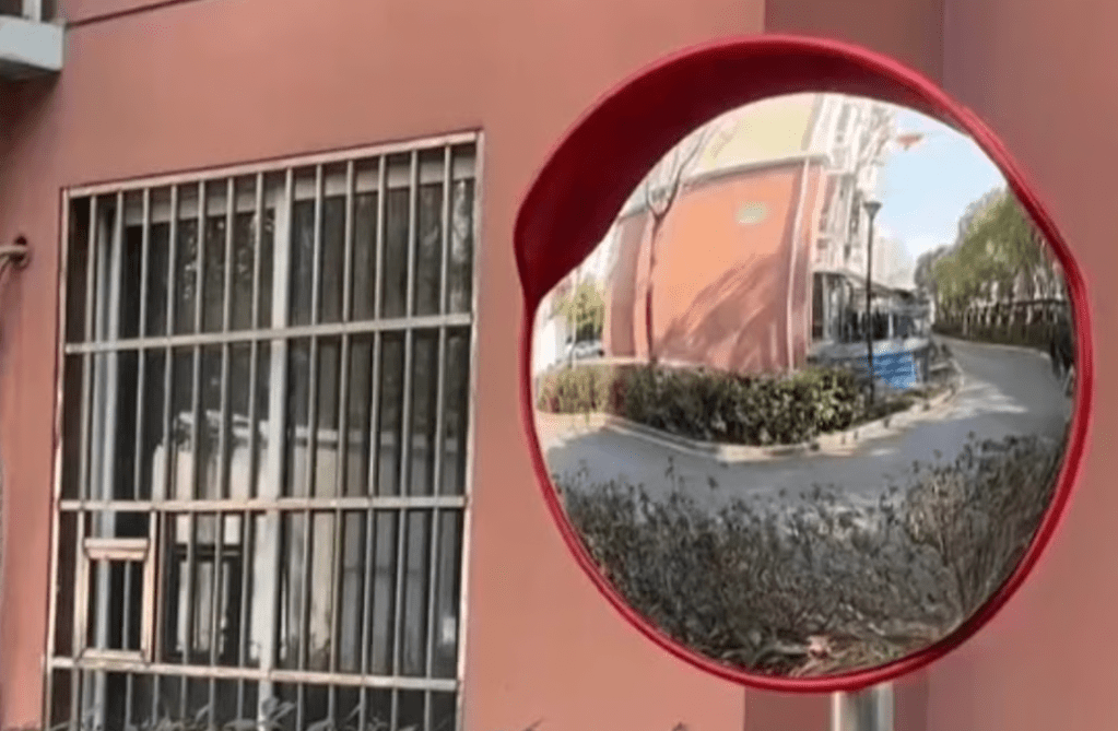 Shanghai, cambia lo specchio per il feng shui e provoca&nbsp;incidenti
