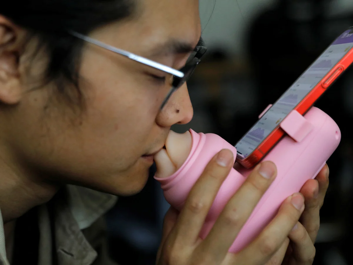 Il gadget cinese che promette un “bacio a distanza”