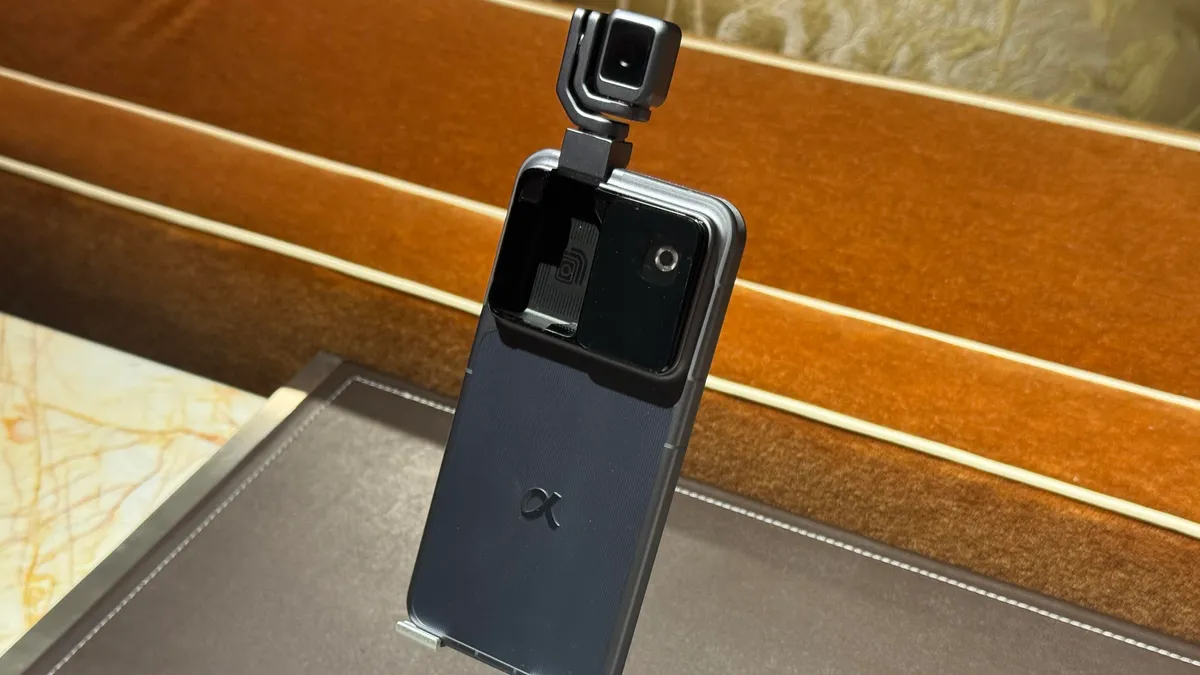 HONOR “Robot Phone” a MWC 2026, lo smartphone che si muove e ti risponde