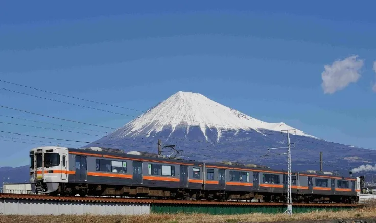 Giappone, nasce il treno “solo inbound” per vedere il Fuji in versione Hokusai