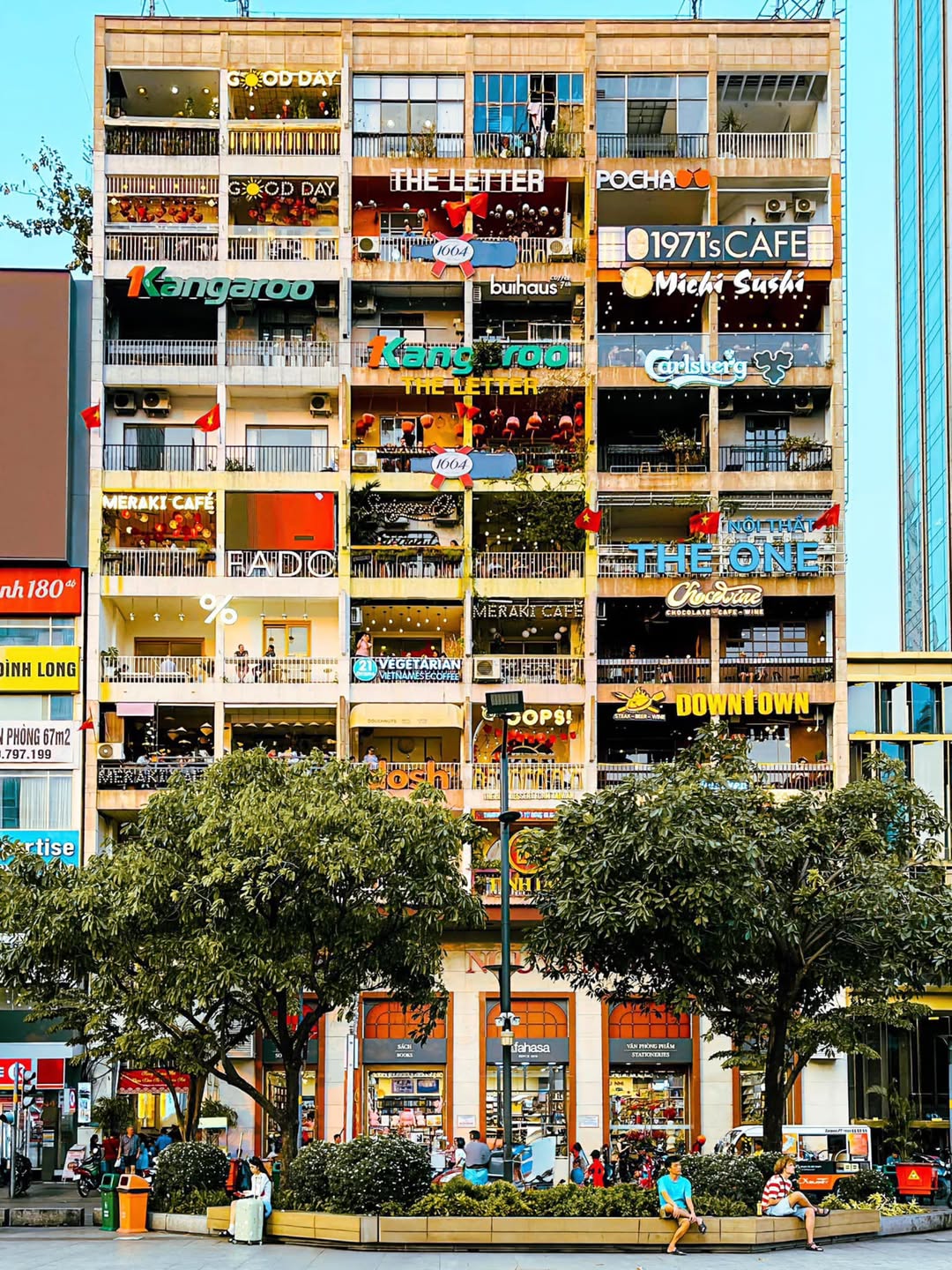 In una zona di Ho Chi Minh City ogni appartamento è un bar